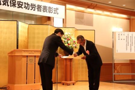 近畿支部長表彰　苦瓜支部長より授与　