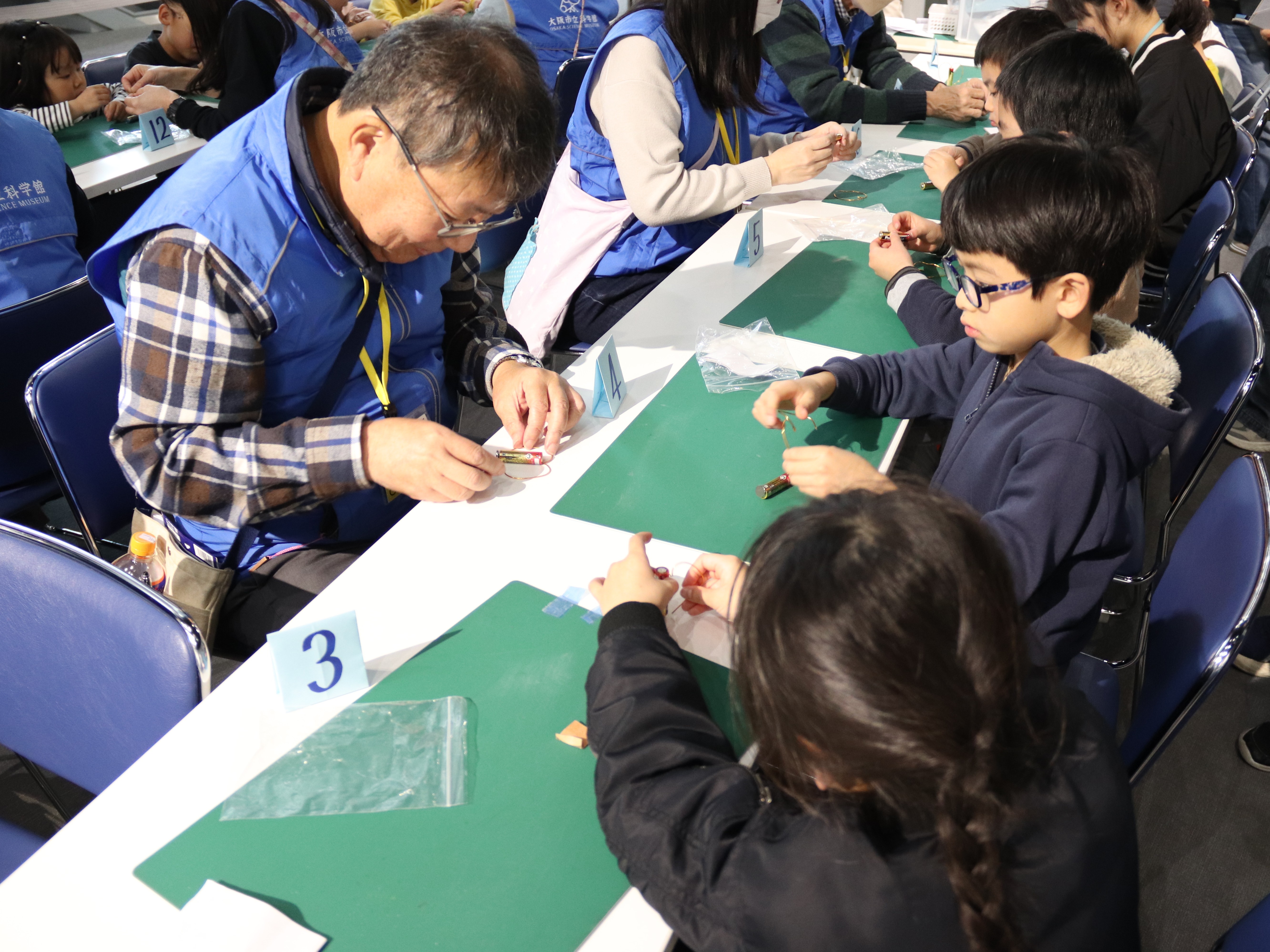 科学工作コーナー「ファラデー・モーターをつくろう！」