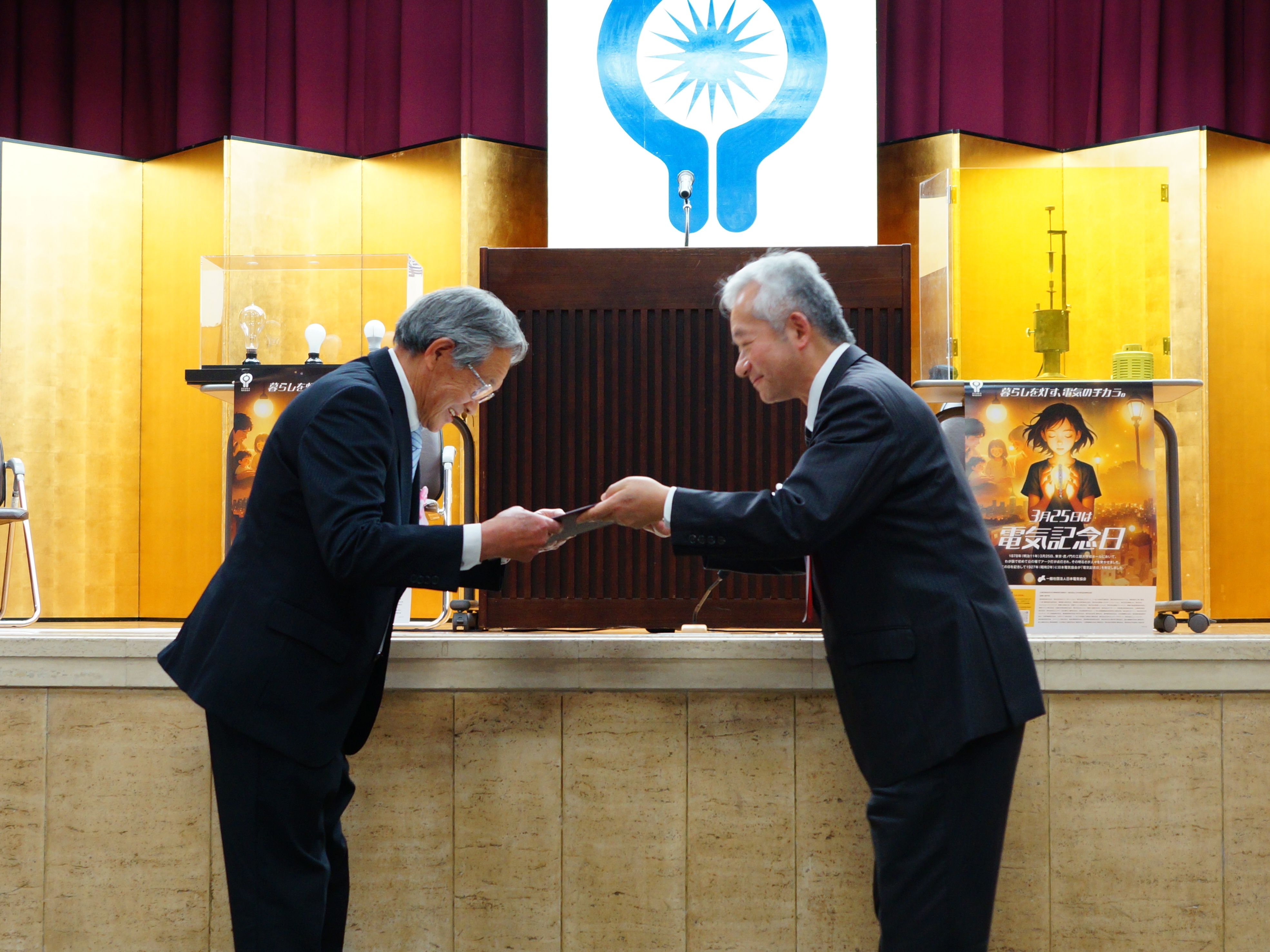 傘寿功労者代表（安原文雄氏）に感謝状を贈呈