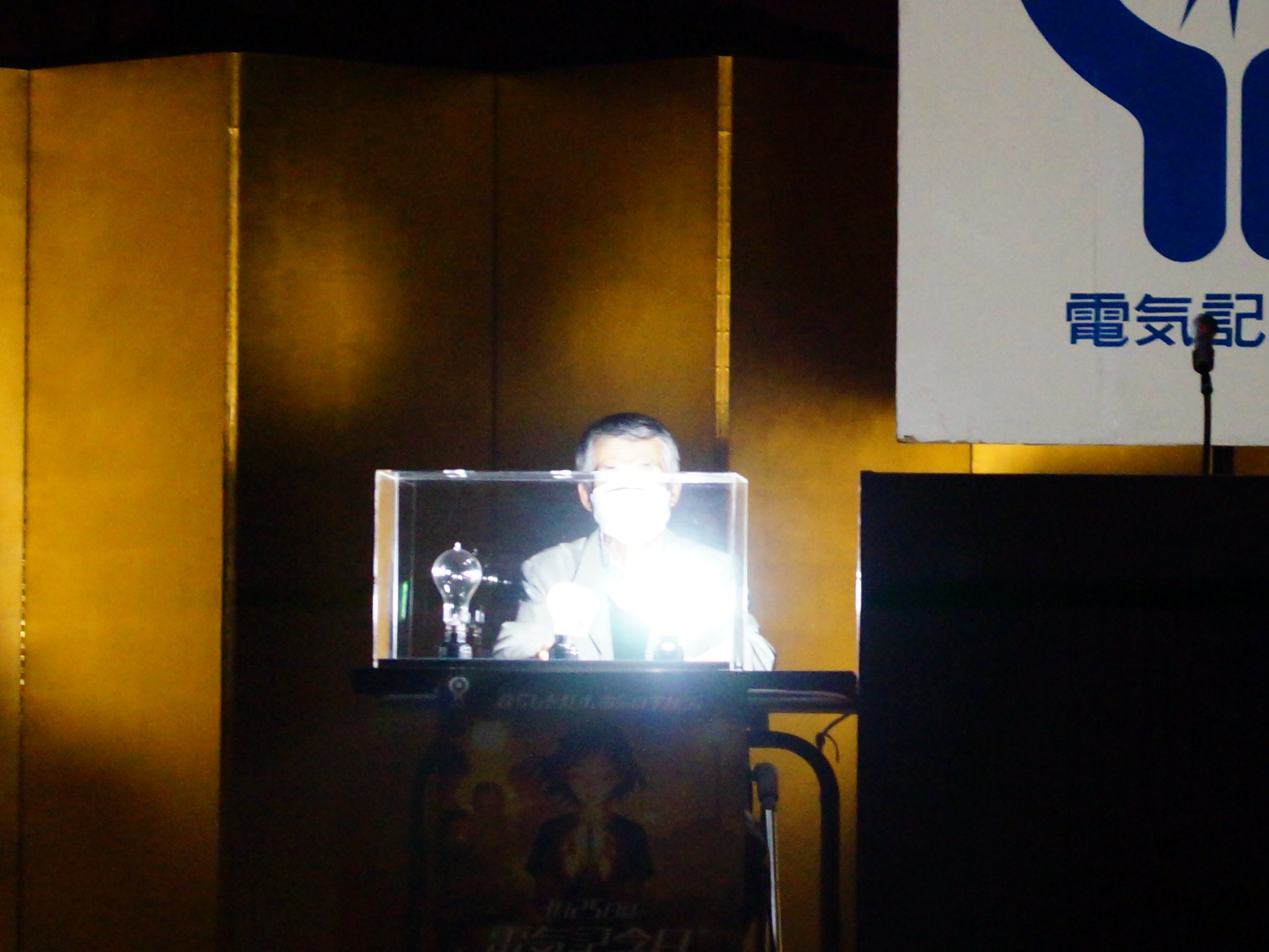 奥野義雄氏による点灯式の様子